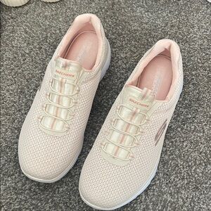 Skechers Summit Bungee Sneakers size 9 crème and pink
